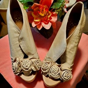 Vince Camuto Nude Stiletto Peeptoe Heels SZ 6